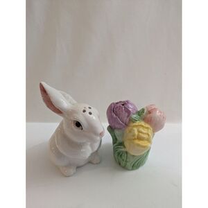 Bunny Rabbit and Tulip Salt pepper shakes‎ in org box Easter